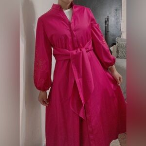 Charming dress with beautiful detailed sleeves!